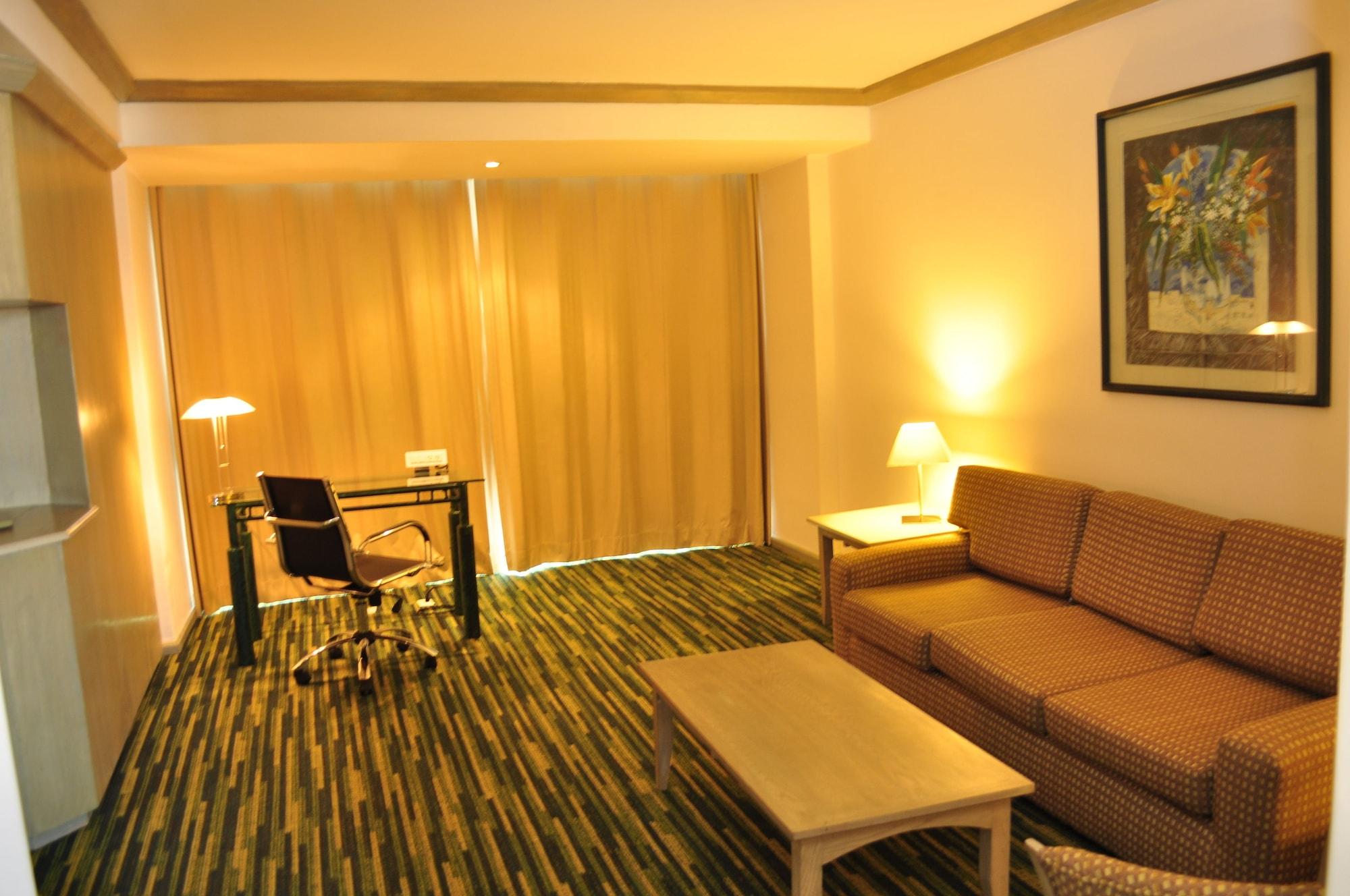 Radisson Paraiso Hotel Мехико Экстерьер фото A living room in a typical hotel suite