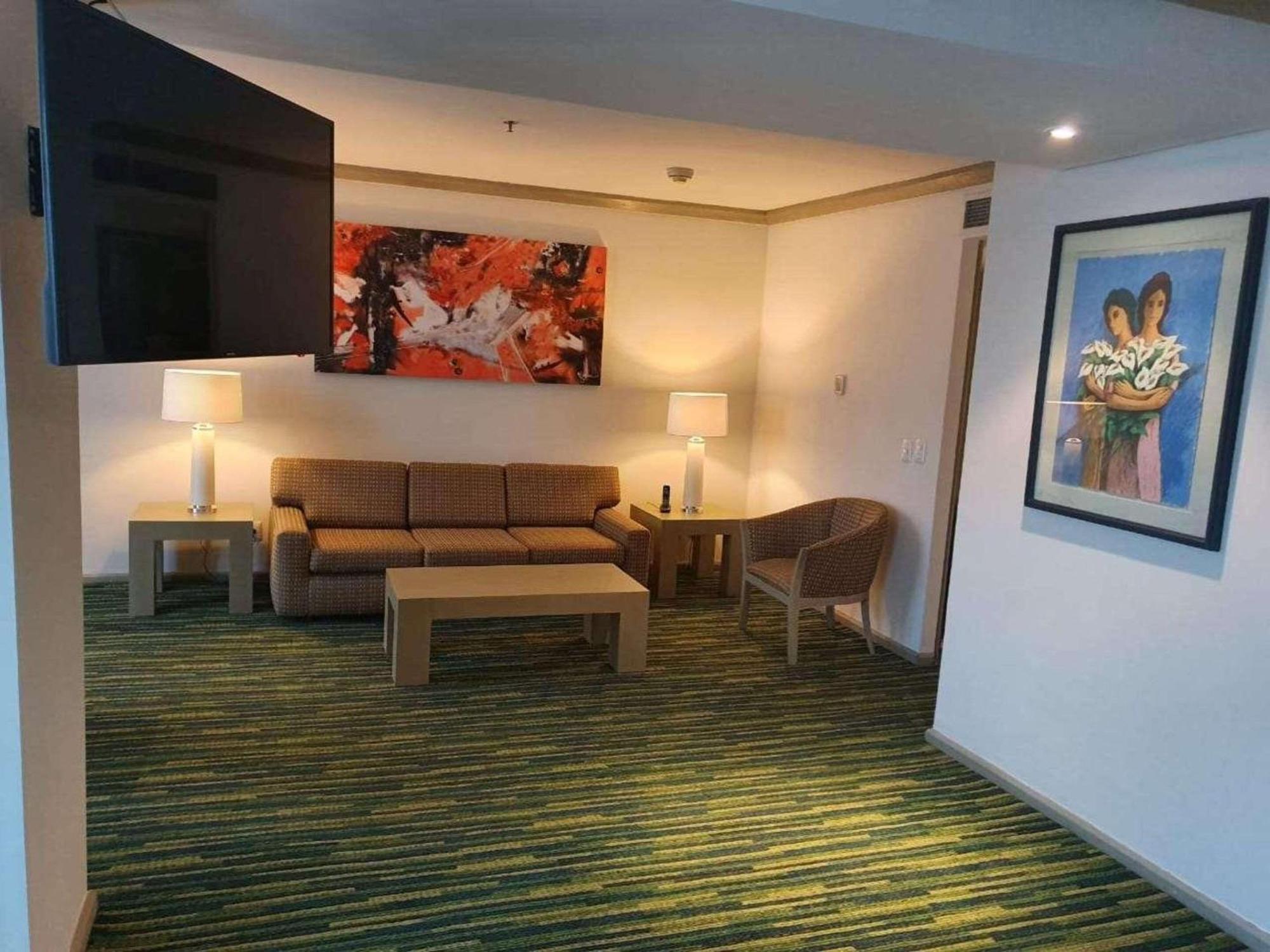 Radisson Paraiso Hotel Мехико Экстерьер фото A living room at the hotel