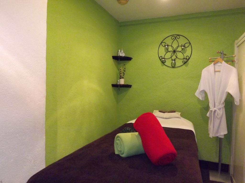 Radisson Paraiso Hotel Мехико Экстерьер фото A massage room at a spa