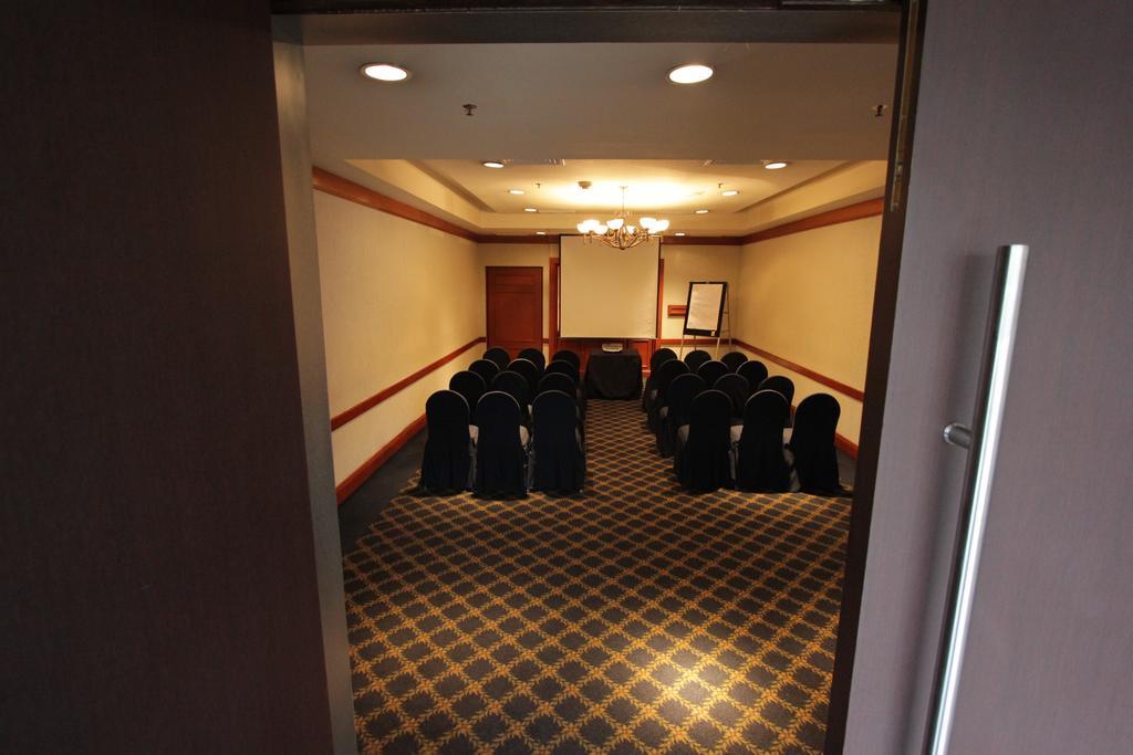 Radisson Paraiso Hotel Мехико Экстерьер фото A meeting room at a hotel