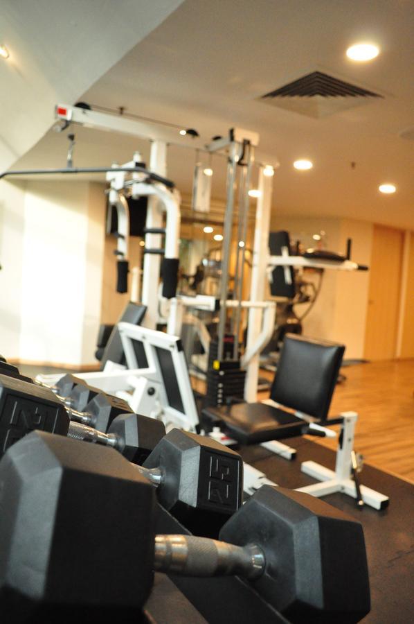 Radisson Paraiso Hotel Мехико Экстерьер фото A gym at a hotel