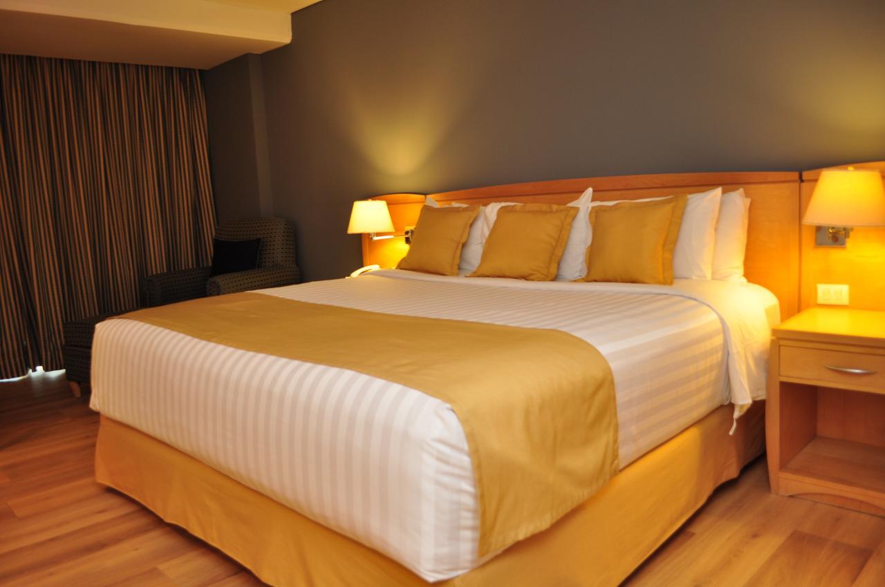 Radisson Paraiso Hotel Мехико Экстерьер фото A bed